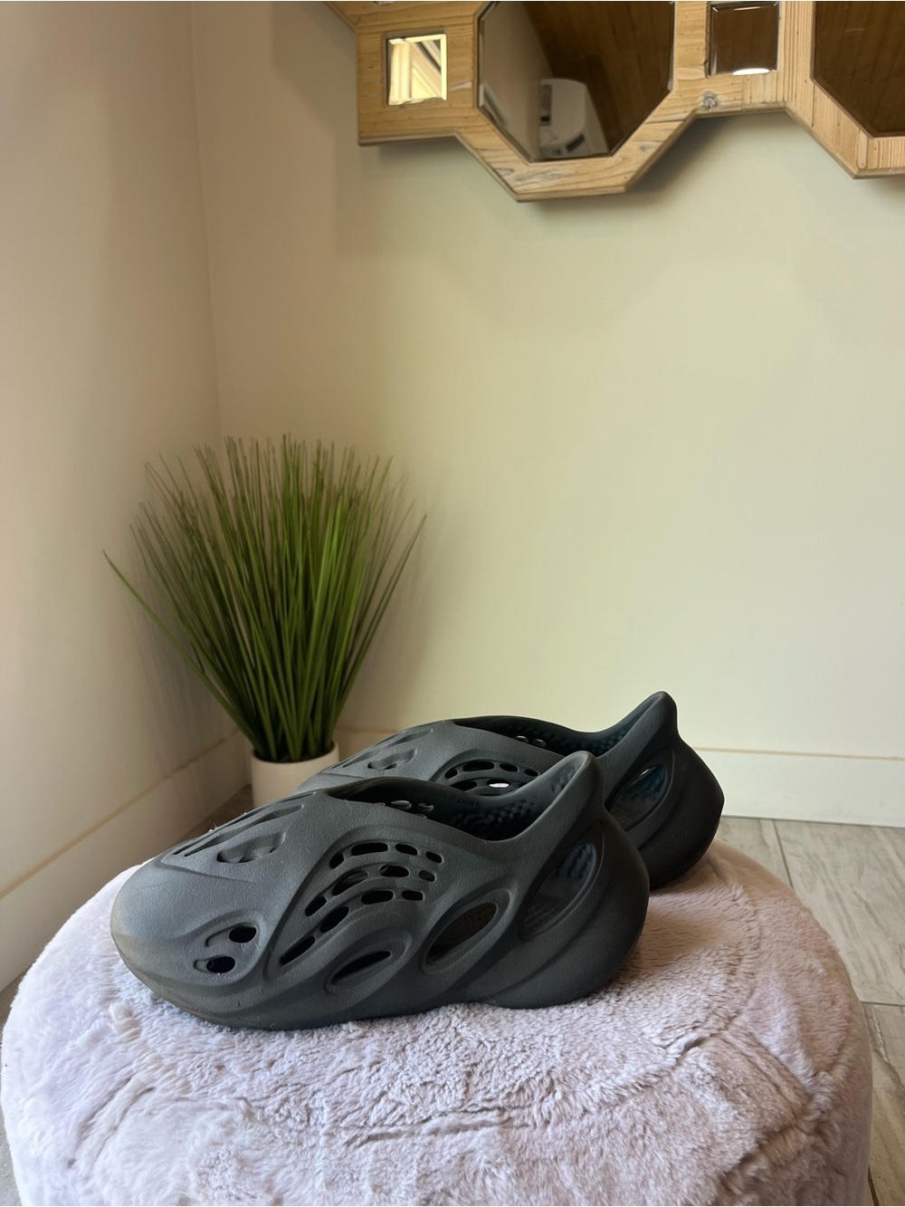 Yeezy Foam Runner in Charcoal Gray - Picture 2 of 7